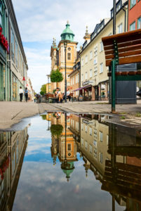 Der Dom zu Kalmar spiegelt sich in einer Pfütze. Der Dom zu Kalmar spiegelt sich in einer Pfütze.