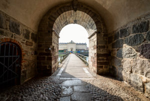 Blick durch das Westtor auf das Gefängnis von Kalmar Blick durch das Westtor auf das Gefängnis von Kalmar