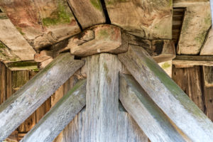 Traditionelle Holzverbindungen der Unterkonstruktion einer Bockwindmühle Traditionelle Holzverbindungen der Unterkonstruktion einer Bockwindmühle