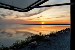 Blick aus dem Wohnmobil bei Sonnenaufgang über dem Meer. Blick aus dem Wohnmobil bei Sonnenaufgang über dem Meer.
