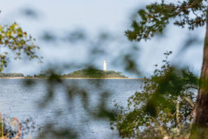 Leuchtturm in der Bucht von Grankullaviken auf Öland, Vordergrund unscharf Leuchtturm in der Bucht von Grankullaviken auf Öland, Vordergrund unscharf