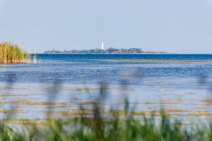Leuchtturm in der Bucht von Grankullaviken auf Öland, Vordergrund unscharf Leuchtturm in der Bucht von Grankullaviken auf Öland, Vordergrund unscharf