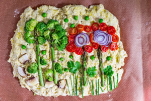 Kunstvoll verzierte Foccacia - Foccacia Garden vor dem Backen Kunstvoll verzierte Foccacia - Foccacia Garden vor dem Backen