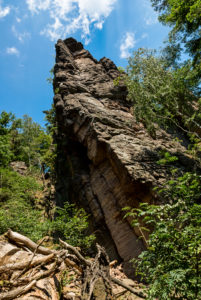 Mächtiger Felsen ragt in den blauen Himmel. Mächtiger Felsen ragt in den blauen Himmel.