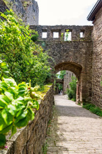 Der Wanderweg führt durch die alte Schlossruine. Der Wanderweg führt durch die alte Schlossruine.