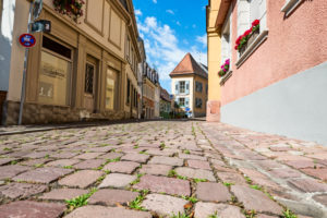 Kopfsteinpflaster und historische Gebäude in der Altstadt von Baden-Baden Kopfsteinpflaster und historische Gebäude in der Altstadt von Baden-Baden