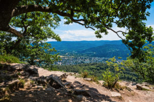 Aussichtspunkt Ritterplatte, mit Blick einen Vorort von Baden-Baden. Aussichtspunkt Ritterplatte, mit Blick einen Vorort von Baden-Baden.