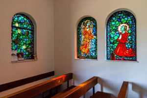 Bunte Glasfenster mit religiösen Motiven in Marienkapelle Bunte Glasfenster mit religiösen Motiven in Marienkapelle