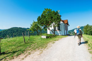 Marienkapelle mit Wanderer Marienkapelle mit Wanderer