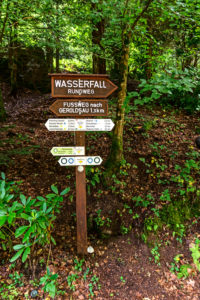 Holzwegweiser zum Geroldsauer Wasserfall Holzwegweiser zum Geroldsauer Wasserfall