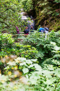 Eine Gruppe asiatischer Touristen besucht den Geroldsauer Wasserfall. Eine Gruppe asiatischer Touristen besucht den Geroldsauer Wasserfall.