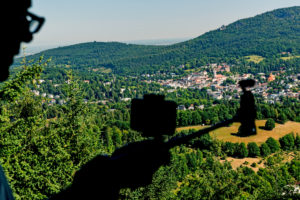 Mann im seitlichen Anschnitt mit Videokamera im Vordergrund am Aussichtspunkt Louisfelsen. Mann im seitlichen Anschnitt mit Videokamera im Vordergrund am Aussichtspunkt Louisfelsen.