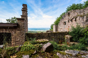 Weiter Blick über die alten Mauern der Burgruine. Weiter Blick über die alten Mauern der Burgruine.