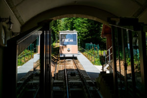 Einfahrt der Merkurbergbahn in den Bahnhof der Talstation Einfahrt der Merkurbergbahn in den Bahnhof der Talstation