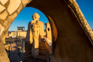 Dach der Casa Mila (auch La Pedrera) des katalanischen Architekten Antoni Gaudi an der berühmten Avinguda de Gracia-Straße im Stadtteil Eixample in der Stadt Barcelona in Katalonien Spanien Dach der Casa Mila (auch La Pedrera) des katalanischen Architekten Antoni Gaudi an der berühmten Avinguda de Gracia-Straße im Stadtteil Eixample in der Stadt Barcelona in Katalonien Spanien
