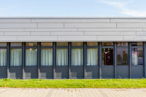 Fassade eines Gebäudes, Fenster, Rasen, Profil Fassade eines Gebäudes, Fenster, Rasen, Profil
