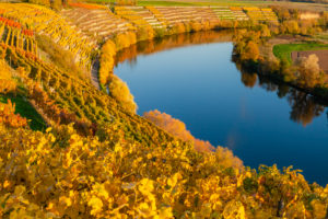 Deutschland, Baden-Württemberg, Neckarschleife bei Kirchheim am Neckar im Herbst Deutschland, Baden-Württemberg, Neckarschleife bei Kirchheim am Neckar im Herbst