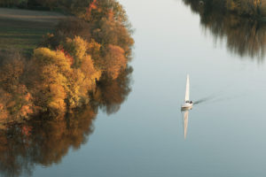 Segelboot segelt auf dem Fluss Neckar im Herbst, Deutschland, Baden-Württemberg Segelboot segelt auf dem Fluss Neckar im Herbst, Deutschland, Baden-Württemberg