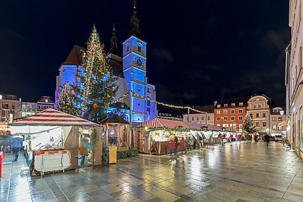 https://img.mauritius-images.com/NEUN/cprev/09023686.jpg/save_as_name/mauritius%20images%20-%2009023686%20-%20Christkindlmarkt%2C%20Neupfarrplatz%2C%20Neupfarrkirche%2C%20Christmas%2C%20Reg.jpg