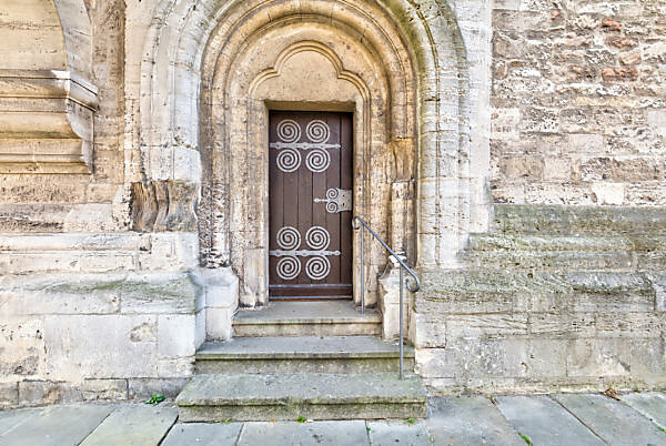 https://img.mauritius-images.com/NEUN/cprev/10534681.jpg/save_as_name/mauritius%20images%20-%2010534681%20-%20Cathedral%2C%20Domkirche%2C%20St.%20Blasii%2C%20facade%2C%20Evangelical%2C%20Braunschweig%2C%20Lower%20Saxony%2C%20Germany%2C%20Europe.jpg