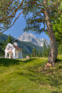 Kapelle Maria Königin vor Wettersteinspitze, Wettersteingebirge, bei Mittenwald, Bayern, Deutschland, Kapelle Maria Königin vor Wettersteinspitze, Wettersteingebirge, bei Mittenwald, Bayern, Deutschland,