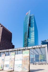 Potsdamer Platz, ehemalige innerdeutsche Grenze, Teile der Mauer, Hochhäuser, Hausfassade, Citylife, Stadtmitte, Berlin, Deutschland Potsdamer Platz, ehemalige innerdeutsche Grenze, Teile der Mauer, Hochhäuser, Hausfassade, Citylife, Stadtmitte, Berlin, Deutschland