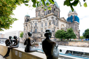 Drei Mädchen und ein Knabe, Figurengruppe, Bronzefiguren, Denkmal, Bode Museum, Fluss, Spree, Berlin, Drei Mädchen und ein Knabe, Figurengruppe, Bronzefiguren, Denkmal, Bode Museum, Fluss, Spree, Berlin,