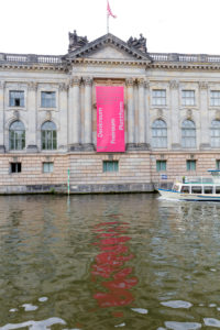 Ausflugsschiff auf der Spree am Bodemuseum, Museumsinsel, UNESCO Weltkulturerbe, Mitte, Berlin, Deutschland Ausflugsschiff auf der Spree am Bodemuseum, Museumsinsel, UNESCO Weltkulturerbe, Mitte, Berlin, Deutschland