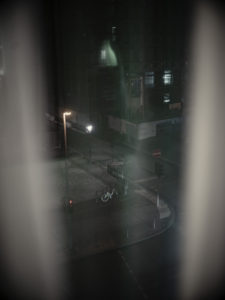 Arcotel John F, Zimmer bei Nacht, Blick aus dem Fenster Arcotel John F, Zimmer bei Nacht, Blick aus dem Fenster