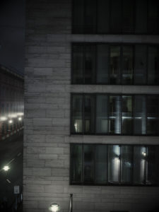 Arcotel John F, Zimmer bei Nacht, Blick aus dem Fenster Arcotel John F, Zimmer bei Nacht, Blick aus dem Fenster