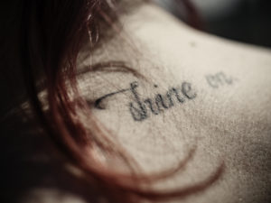 Tattoo auf dem Nacken eines Mädchens Tattoo auf dem Nacken eines Mädchens