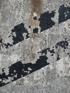 abblätternde Farbe an einer Wand, Ferropolis - Tagebau Golpa-Nord, Deutschland, Sachsen-Anhalt abblätternde Farbe an einer Wand, Ferropolis - Tagebau Golpa-Nord, Deutschland, Sachsen-Anhalt