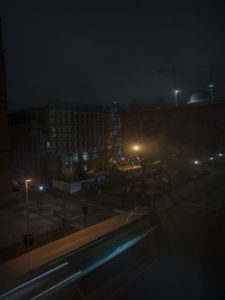 Arcotel John F, Zimmer bei Nacht, Blick aus dem Fenster Arcotel John F, Zimmer bei Nacht, Blick aus dem Fenster