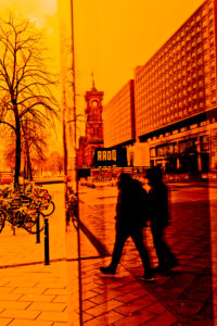 Alexanderplatz, Berlin-Mitte, Rotes Rathaus, Menschen am Kaufhaus Alexanderplatz, Berlin-Mitte, Rotes Rathaus, Menschen am Kaufhaus