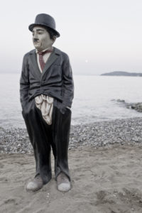 Korfu, Griechenland, Stimmung am Meer, Charlie Chaplin Figur Korfu, Griechenland, Stimmung am Meer, Charlie Chaplin Figur