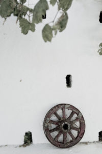 Korfu, weiß gekalkte Hauswand mit Wagenrad Korfu, weiß gekalkte Hauswand mit Wagenrad