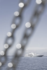 Blick vom Schiff auf das Mittelmeer mit Takelage im Vordergrund zu einer Yacht Blick vom Schiff auf das Mittelmeer mit Takelage im Vordergrund zu einer Yacht