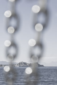 Blick vom Schiff auf das Mittelmeer mit Takelage im Vordergrund Blick vom Schiff auf das Mittelmeer mit Takelage im Vordergrund