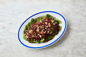 Spinach salad with pears and beetroot