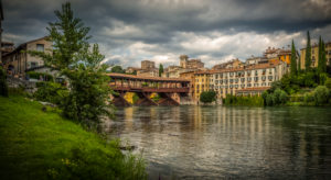 Italien, Südtirol, Venetien, Bassano del Grappa, Brenta, überdachte Holzbrücke, Ponte degli Alpini Italien, Südtirol, Venetien, Bassano del Grappa, Brenta, überdachte Holzbrücke, Ponte degli Alpini