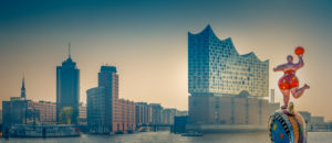 Deutschland, Hamburg, Hafen, Hafencity, Elbphilharmonie, Skulptur 'Nana auf einem Delphin' Deutschland, Hamburg, Hafen, Hafencity, Elbphilharmonie, Skulptur 'Nana auf einem Delphin'