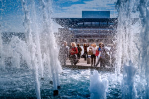 Europa, Dänemark, Kopenhagen, Zentrum, die Fontänen vor dem Schloss Amalienborg, Touristen, im Hintergrund die Neue Oper Europa, Dänemark, Kopenhagen, Zentrum, die Fontänen vor dem Schloss Amalienborg, Touristen, im Hintergrund die Neue Oper
