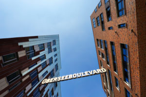 Überseeboulevard in der Hafencity von Hamburg, Deutschland, Europa Überseeboulevard in der Hafencity von Hamburg, Deutschland, Europa