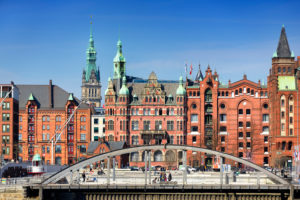 Brooktorhafen mit Blick auf die Speicherstadt in Hamburg, Deutschland, Europa Brooktorhafen mit Blick auf die Speicherstadt in Hamburg, Deutschland, Europa