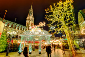 Weihnachtsmarkt auf dem Rathausmarkt in Hamburg, Deutschland, Europa Weihnachtsmarkt auf dem Rathausmarkt in Hamburg, Deutschland, Europa