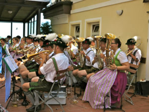 Abbey of Andechs, beer garden, abbey courtyard, brass music 'Wiesbacher Musikanten', brass music, Bavarian traditional costumes, summer, no model release Abbey of Andechs, beer garden, abbey courtyard, brass music 'Wiesbacher Musikanten', brass music, Bavarian traditional costumes, summer, no model release