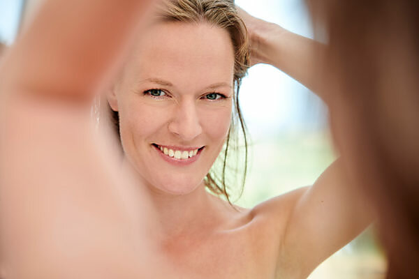 Bildagentur Mauritius Images Young Woman In Front Of Mirror In Bathroom Smile Reflection Portrait