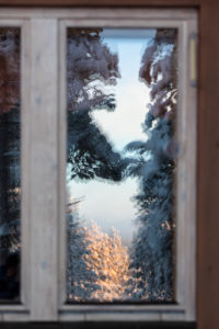 Finnland, Lappland, Kittilä, Spiegelung von Wald in Fenster Finnland, Lappland, Kittilä, Spiegelung von Wald in Fenster