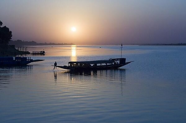 Pirogue sur le fleuve Niger au coucher du soleil