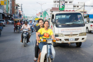 Kambodscha, Phnom Penh, Straßenszene, eine Familie auf einem Mofa Kambodscha, Phnom Penh, Straßenszene, eine Familie auf einem Mofa